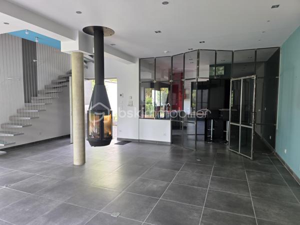 MI-COTEAUX, au sein du quartier le plus recherché de St-Leu, à équidistance entre la forêt et le centre ville, 10-12 minutes à pied de la gare. Magnifique MAISON D'ARCHITECTE de 2014 offrant de TRES BELLES PRESTATIONS.
Au rez-de-chaussée : entrée donnant sur un vaste séjour avec accès à une grande terrasse via de larges baies vitrées (double vitrage anti-effraction), poêle à bois suspendu d'agrément, cuisine semi-ouverte avec verrière sur-mesure, wc, couloir aménageable amenant à une chambre totalement indépendante, possédant sa propre salle d'eau et des toilettes séparées, donnant accès direct à la terrasse.
A l'étage : très grand palier aménageable en chambre donnant accès à une grande terrasse exposée Sud, chambre possédant sa propre salle de bains, grande suite parentale avec nombreux rangements, très beau dressing, salle d'eau avec 2 vasques, wc séparés.
Portail électrique coulissant amenant au garage et stationnement extérieur supplémentaire devant.
Sous-sol carrelé situé sous le garage, le tout accessible depuis la cuisine.
Chauffage au sol dans toute la maison avec chaudière à granulés, très récente et de qualité.
Système d'alarme très performant et grande porte d'entrée blindée.
Et encore plein d'autres prestations à découvrir...

+++ emplacement privilégié, au calme et proche de toutes les commodités
+++ très joli jardin paysagé (comprenant 2 beaux oliviers, palmiers... triple bassin à poissons), exposé Sud-Ouest
+++ 3 terrasses : 2 en rez-de-chaussée et une autre à l'étage surplombant le jardin.
.
