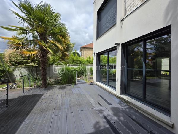 MI-COTEAUX, au sein du quartier le plus recherché de St-Leu, à équidistance entre la forêt et le centre ville, 10-12 minutes à pied de la gare. Magnifique MAISON D'ARCHITECTE de 2014 offrant de TRES BELLES PRESTATIONS.
Au rez-de-chaussée : entrée donnant sur un vaste séjour avec accès à une grande terrasse via de larges baies vitrées (double vitrage anti-effraction), poêle à bois suspendu d'agrément, cuisine semi-ouverte avec verrière sur-mesure, wc, couloir aménageable amenant à une chambre totalement indépendante, possédant sa propre salle d'eau et des toilettes séparées, donnant accès direct à la terrasse.
A l'étage : très grand palier aménageable en chambre donnant accès à une grande terrasse exposée Sud, chambre possédant sa propre salle de bains, grande suite parentale avec nombreux rangements, très beau dressing, salle d'eau avec 2 vasques, wc séparés.
Portail électrique coulissant amenant au garage et stationnement extérieur supplémentaire devant.
Sous-sol carrelé situé sous le garage, le tout accessible depuis la cuisine.
Chauffage au sol dans toute la maison avec chaudière à granulés, très récente et de qualité.
Système d'alarme très performant et grande porte d'entrée blindée.
Et encore plein d'autres prestations à découvrir...

+++ emplacement privilégié, au calme et proche de toutes les commodités
+++ très joli jardin paysagé (comprenant 2 beaux oliviers, palmiers... triple bassin à poissons), exposé Sud-Ouest
+++ 3 terrasses : 2 en rez-de-chaussée et une autre à l'étage surplombant le jardin.
.