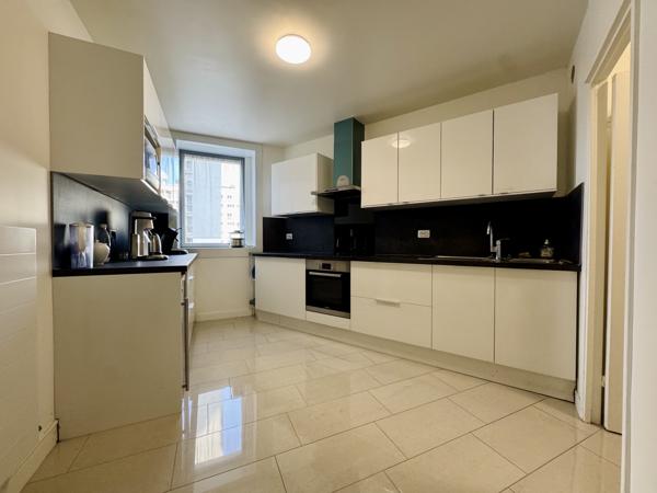 Appartement
         4 pièces
        - 90 m² 489 555 € *