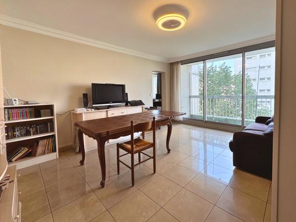 Appartement
         4 pièces
        - 90 m² 489 555 € *