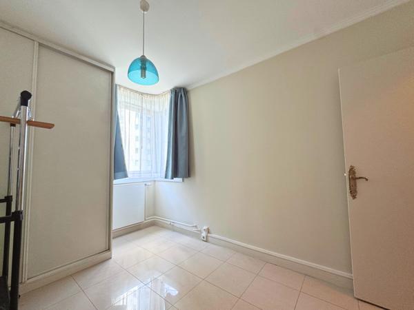 Appartement
         4 pièces
        - 90 m² 489 555 € *