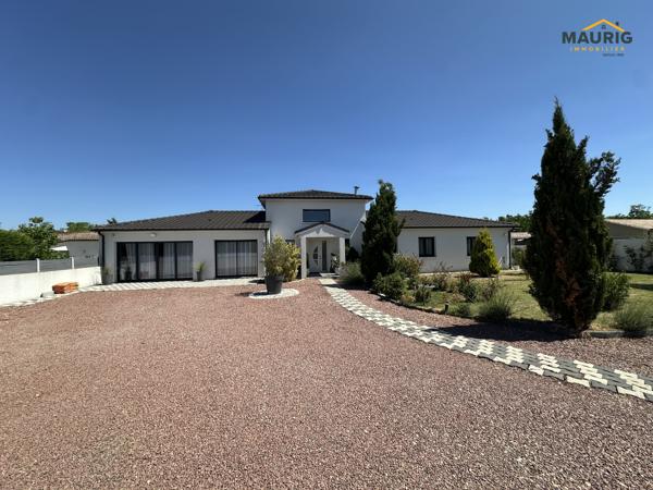 SAINTE BAZEILLE 47180 Maison contemporaine de 185 m² avec piscine chauffée et jardin