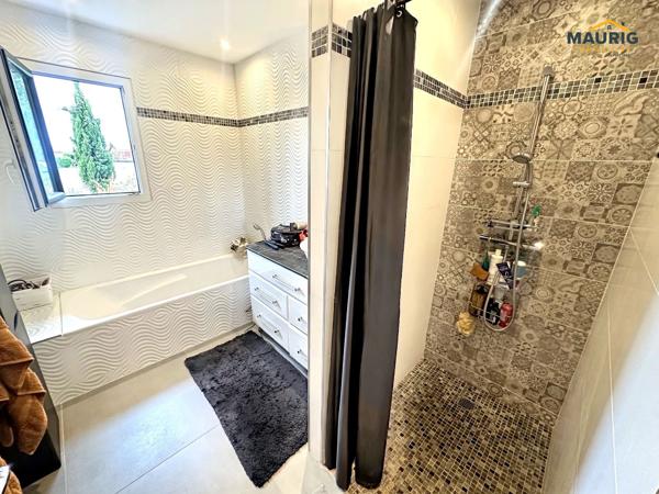 SAINTE BAZEILLE 47180 Maison contemporaine de 185 m² avec piscine chauffée et jardin