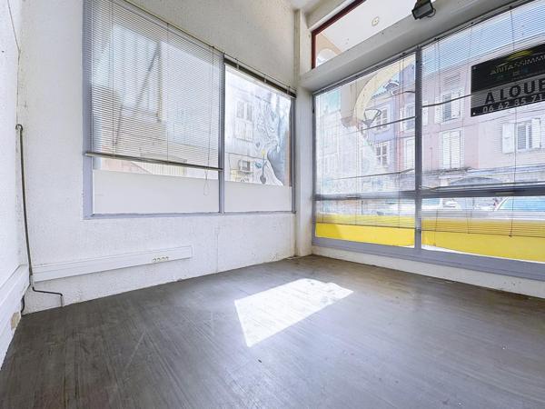 A l'entrée de Voiron, murs à vendre, local professionnel bureaux/commerce 88 m²