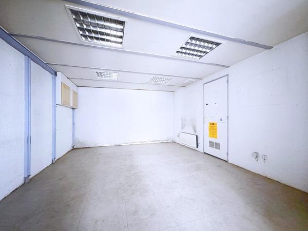 A l'entrée de Voiron, murs à vendre, local professionnel bureaux/commerce 88 m²