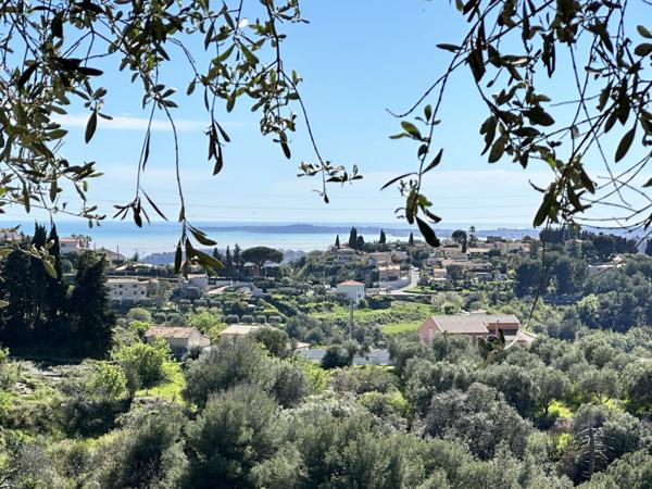 Nice (06200) MAGNIFIQUE TERRAIN PLAT CONSTRUCTIBLE AVEC VUE MER - NICE CREMAT