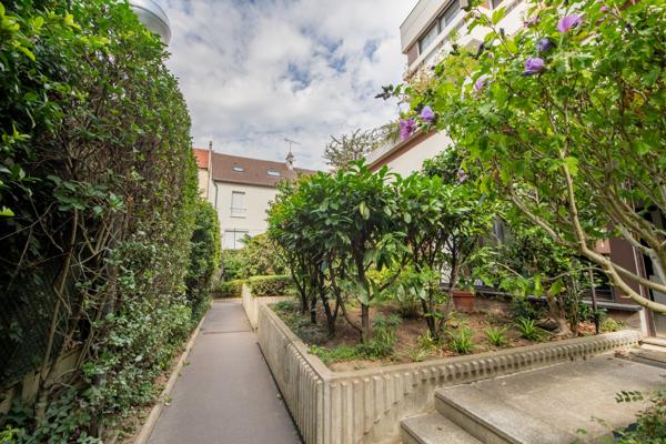 Appartement
         2 pièces
        - 50 m² 350 000 € *