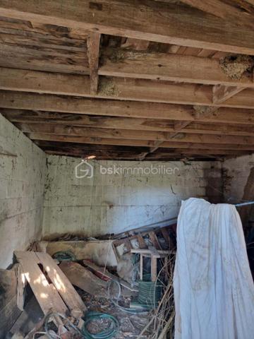 Situé dans un environnement calme et verdoyant, à seulement quelques kilomètres de la plage de Fécamp, cette propriété offre de nombreuses possibilités d'aménagement.
l'ensemble se compose de 2 maisons d'habitation d'environ 71 et 60m2 entièrement à rénover, ainsi qu'un grand bâtiment offrant un bel espace supplémentaire de stockage, atelier ou projet d'aménagement.
le tout est implanté sur un terrain boisé, entouré de champs, garantissant calme et tranquillité.
Un bien idéal pour un projet de gîtes, de maison, ou maison de vacances, ou encore investissement locatif.
Beaucoup de potentiel pour les amoureux de la rénovation et des projets à personnaliser dans un cadre naturel privilégié.
Je serais heureuse de vous la faire découvrir.