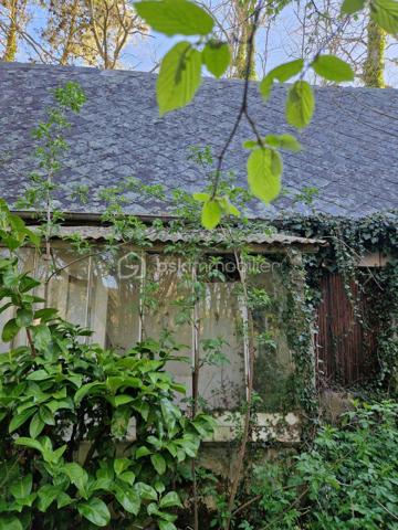 Situé dans un environnement calme et verdoyant, à seulement quelques kilomètres de la plage de Fécamp, cette propriété offre de nombreuses possibilités d'aménagement.
l'ensemble se compose de 2 maisons d'habitation d'environ 71 et 60m2 entièrement à rénover, ainsi qu'un grand bâtiment offrant un bel espace supplémentaire de stockage, atelier ou projet d'aménagement.
le tout est implanté sur un terrain boisé, entouré de champs, garantissant calme et tranquillité.
Un bien idéal pour un projet de gîtes, de maison, ou maison de vacances, ou encore investissement locatif.
Beaucoup de potentiel pour les amoureux de la rénovation et des projets à personnaliser dans un cadre naturel privilégié.
Je serais heureuse de vous la faire découvrir.