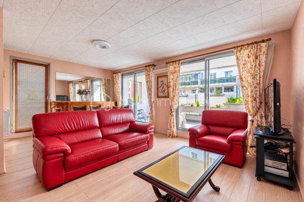 À Champs-sur-Marne, découvrez ce bel appartement de 99 m², lumineux et spacieux, situé au 1er étage d’une résidence calme et sécurisée.

Il dispose d’un agréable salon-séjour d’environ 28 m², prolongé par deux grands balcons de plus de 15 m² chacun, exposés plein sud. De véritables espaces extérieurs pour profiter des beaux jours, déjeuner au soleil ou aménager un coin détente. ☀️

L’appartement propose actuellement 2 belles chambres aux volumes généreux. Pour ceux qui ont besoin d’une pièce supplémentaire, une 3ᵉ chambre peut être créée dans le séjour, comme le prévoyait la configuration d’origine.

Une cuisine indépendante, une salle de bains et un WC séparé complètent l’espace intérieur.

Vous bénéficiez également d’une place de parking boxée en sous-sol, un vrai confort au quotidien.

📍 UN EMPLACEMENT IDÉAL POUR TOUT FAIRE À PIED !

Ici, le quotidien se simplifie : écoles, collège, lycée, commerces et gare RER A Noisy–Champs sont accessibles en 10 minutes à pied maximum depuis l’appartement.

Un véritable atout pour une vie de famille, mais aussi pour rejoindre facilement Paris sans dépendre de la voiture.

Envie de le découvrir ? Contactez-moi pour plus d’informations ou pour organiser une visite. Je suis également ouverte au partage avec mes confrères et consœurs.