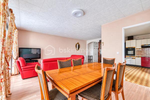 À Champs-sur-Marne, découvrez ce bel appartement de 99 m², lumineux et spacieux, situé au 1er étage d’une résidence calme et sécurisée.

Il dispose d’un agréable salon-séjour d’environ 28 m², prolongé par deux grands balcons de plus de 15 m² chacun, exposés plein sud. De véritables espaces extérieurs pour profiter des beaux jours, déjeuner au soleil ou aménager un coin détente. ☀️

L’appartement propose actuellement 2 belles chambres aux volumes généreux. Pour ceux qui ont besoin d’une pièce supplémentaire, une 3ᵉ chambre peut être créée dans le séjour, comme le prévoyait la configuration d’origine.

Une cuisine indépendante, une salle de bains et un WC séparé complètent l’espace intérieur.

Vous bénéficiez également d’une place de parking boxée en sous-sol, un vrai confort au quotidien.

📍 UN EMPLACEMENT IDÉAL POUR TOUT FAIRE À PIED !

Ici, le quotidien se simplifie : écoles, collège, lycée, commerces et gare RER A Noisy–Champs sont accessibles en 10 minutes à pied maximum depuis l’appartement.

Un véritable atout pour une vie de famille, mais aussi pour rejoindre facilement Paris sans dépendre de la voiture.

Envie de le découvrir ? Contactez-moi pour plus d’informations ou pour organiser une visite. Je suis également ouverte au partage avec mes confrères et consœurs.