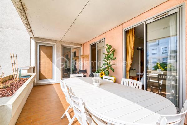À Champs-sur-Marne, découvrez ce bel appartement de 99 m², lumineux et spacieux, situé au 1er étage d’une résidence calme et sécurisée.

Il dispose d’un agréable salon-séjour d’environ 28 m², prolongé par deux grands balcons de plus de 15 m² chacun, exposés plein sud. De véritables espaces extérieurs pour profiter des beaux jours, déjeuner au soleil ou aménager un coin détente. ☀️

L’appartement propose actuellement 2 belles chambres aux volumes généreux. Pour ceux qui ont besoin d’une pièce supplémentaire, une 3ᵉ chambre peut être créée dans le séjour, comme le prévoyait la configuration d’origine.

Une cuisine indépendante, une salle de bains et un WC séparé complètent l’espace intérieur.

Vous bénéficiez également d’une place de parking boxée en sous-sol, un vrai confort au quotidien.

📍 UN EMPLACEMENT IDÉAL POUR TOUT FAIRE À PIED !

Ici, le quotidien se simplifie : écoles, collège, lycée, commerces et gare RER A Noisy–Champs sont accessibles en 10 minutes à pied maximum depuis l’appartement.

Un véritable atout pour une vie de famille, mais aussi pour rejoindre facilement Paris sans dépendre de la voiture.

Envie de le découvrir ? Contactez-moi pour plus d’informations ou pour organiser une visite. Je suis également ouverte au partage avec mes confrères et consœurs.