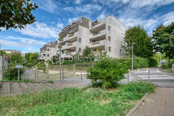 À Champs-sur-Marne, découvrez ce bel appartement de 99 m², lumineux et spacieux, situé au 1er étage d’une résidence calme et sécurisée.

Il dispose d’un agréable salon-séjour d’environ 28 m², prolongé par deux grands balcons de plus de 15 m² chacun, exposés plein sud. De véritables espaces extérieurs pour profiter des beaux jours, déjeuner au soleil ou aménager un coin détente. ☀️

L’appartement propose actuellement 2 belles chambres aux volumes généreux. Pour ceux qui ont besoin d’une pièce supplémentaire, une 3ᵉ chambre peut être créée dans le séjour, comme le prévoyait la configuration d’origine.

Une cuisine indépendante, une salle de bains et un WC séparé complètent l’espace intérieur.

Vous bénéficiez également d’une place de parking boxée en sous-sol, un vrai confort au quotidien.

📍 UN EMPLACEMENT IDÉAL POUR TOUT FAIRE À PIED !

Ici, le quotidien se simplifie : écoles, collège, lycée, commerces et gare RER A Noisy–Champs sont accessibles en 10 minutes à pied maximum depuis l’appartement.

Un véritable atout pour une vie de famille, mais aussi pour rejoindre facilement Paris sans dépendre de la voiture.

Envie de le découvrir ? Contactez-moi pour plus d’informations ou pour organiser une visite. Je suis également ouverte au partage avec mes confrères et consœurs.