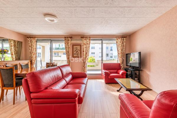 À Champs-sur-Marne, découvrez ce bel appartement de 99 m², lumineux et spacieux, situé au 1er étage d’une résidence calme et sécurisée.

Il dispose d’un agréable salon-séjour d’environ 28 m², prolongé par deux grands balcons de plus de 15 m² chacun, exposés plein sud. De véritables espaces extérieurs pour profiter des beaux jours, déjeuner au soleil ou aménager un coin détente. ☀️

L’appartement propose actuellement 2 belles chambres aux volumes généreux. Pour ceux qui ont besoin d’une pièce supplémentaire, une 3ᵉ chambre peut être créée dans le séjour, comme le prévoyait la configuration d’origine.

Une cuisine indépendante, une salle de bains et un WC séparé complètent l’espace intérieur.

Vous bénéficiez également d’une place de parking boxée en sous-sol, un vrai confort au quotidien.

📍 UN EMPLACEMENT IDÉAL POUR TOUT FAIRE À PIED !

Ici, le quotidien se simplifie : écoles, collège, lycée, commerces et gare RER A Noisy–Champs sont accessibles en 10 minutes à pied maximum depuis l’appartement.

Un véritable atout pour une vie de famille, mais aussi pour rejoindre facilement Paris sans dépendre de la voiture.

Envie de le découvrir ? Contactez-moi pour plus d’informations ou pour organiser une visite. Je suis également ouverte au partage avec mes confrères et consœurs.
