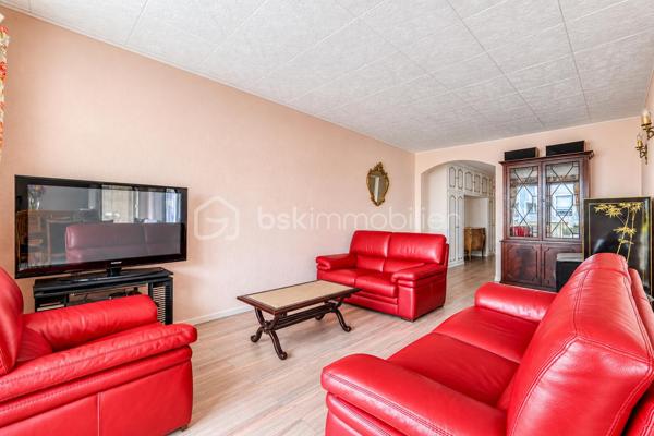 À Champs-sur-Marne, découvrez ce bel appartement de 99 m², lumineux et spacieux, situé au 1er étage d’une résidence calme et sécurisée.

Il dispose d’un agréable salon-séjour d’environ 28 m², prolongé par deux grands balcons de plus de 15 m² chacun, exposés plein sud. De véritables espaces extérieurs pour profiter des beaux jours, déjeuner au soleil ou aménager un coin détente. ☀️

L’appartement propose actuellement 2 belles chambres aux volumes généreux. Pour ceux qui ont besoin d’une pièce supplémentaire, une 3ᵉ chambre peut être créée dans le séjour, comme le prévoyait la configuration d’origine.

Une cuisine indépendante, une salle de bains et un WC séparé complètent l’espace intérieur.

Vous bénéficiez également d’une place de parking boxée en sous-sol, un vrai confort au quotidien.

📍 UN EMPLACEMENT IDÉAL POUR TOUT FAIRE À PIED !

Ici, le quotidien se simplifie : écoles, collège, lycée, commerces et gare RER A Noisy–Champs sont accessibles en 10 minutes à pied maximum depuis l’appartement.

Un véritable atout pour une vie de famille, mais aussi pour rejoindre facilement Paris sans dépendre de la voiture.

Envie de le découvrir ? Contactez-moi pour plus d’informations ou pour organiser une visite. Je suis également ouverte au partage avec mes confrères et consœurs.