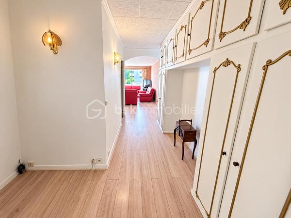 À Champs-sur-Marne, découvrez ce bel appartement de 99 m², lumineux et spacieux, situé au 1er étage d’une résidence calme et sécurisée.

Il dispose d’un agréable salon-séjour d’environ 28 m², prolongé par deux grands balcons de plus de 15 m² chacun, exposés plein sud. De véritables espaces extérieurs pour profiter des beaux jours, déjeuner au soleil ou aménager un coin détente. ☀️

L’appartement propose actuellement 2 belles chambres aux volumes généreux. Pour ceux qui ont besoin d’une pièce supplémentaire, une 3ᵉ chambre peut être créée dans le séjour, comme le prévoyait la configuration d’origine.

Une cuisine indépendante, une salle de bains et un WC séparé complètent l’espace intérieur.

Vous bénéficiez également d’une place de parking boxée en sous-sol, un vrai confort au quotidien.

📍 UN EMPLACEMENT IDÉAL POUR TOUT FAIRE À PIED !

Ici, le quotidien se simplifie : écoles, collège, lycée, commerces et gare RER A Noisy–Champs sont accessibles en 10 minutes à pied maximum depuis l’appartement.

Un véritable atout pour une vie de famille, mais aussi pour rejoindre facilement Paris sans dépendre de la voiture.

Envie de le découvrir ? Contactez-moi pour plus d’informations ou pour organiser une visite. Je suis également ouverte au partage avec mes confrères et consœurs.