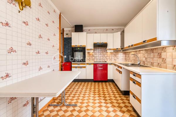 À Champs-sur-Marne, découvrez ce bel appartement de 99 m², lumineux et spacieux, situé au 1er étage d’une résidence calme et sécurisée.

Il dispose d’un agréable salon-séjour d’environ 28 m², prolongé par deux grands balcons de plus de 15 m² chacun, exposés plein sud. De véritables espaces extérieurs pour profiter des beaux jours, déjeuner au soleil ou aménager un coin détente. ☀️

L’appartement propose actuellement 2 belles chambres aux volumes généreux. Pour ceux qui ont besoin d’une pièce supplémentaire, une 3ᵉ chambre peut être créée dans le séjour, comme le prévoyait la configuration d’origine.

Une cuisine indépendante, une salle de bains et un WC séparé complètent l’espace intérieur.

Vous bénéficiez également d’une place de parking boxée en sous-sol, un vrai confort au quotidien.

📍 UN EMPLACEMENT IDÉAL POUR TOUT FAIRE À PIED !

Ici, le quotidien se simplifie : écoles, collège, lycée, commerces et gare RER A Noisy–Champs sont accessibles en 10 minutes à pied maximum depuis l’appartement.

Un véritable atout pour une vie de famille, mais aussi pour rejoindre facilement Paris sans dépendre de la voiture.

Envie de le découvrir ? Contactez-moi pour plus d’informations ou pour organiser une visite. Je suis également ouverte au partage avec mes confrères et consœurs.