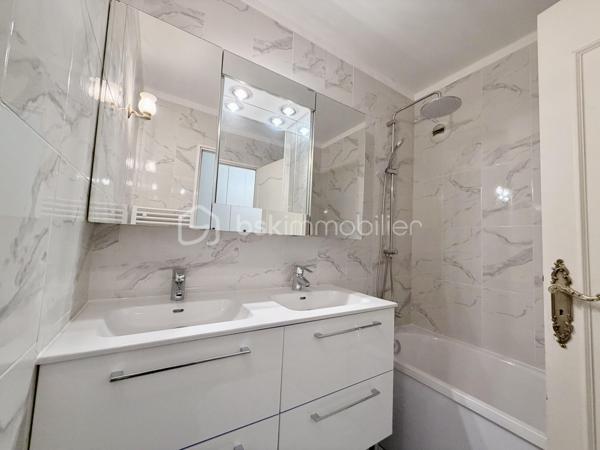 À Champs-sur-Marne, découvrez ce bel appartement de 99 m², lumineux et spacieux, situé au 1er étage d’une résidence calme et sécurisée.

Il dispose d’un agréable salon-séjour d’environ 28 m², prolongé par deux grands balcons de plus de 15 m² chacun, exposés plein sud. De véritables espaces extérieurs pour profiter des beaux jours, déjeuner au soleil ou aménager un coin détente. ☀️

L’appartement propose actuellement 2 belles chambres aux volumes généreux. Pour ceux qui ont besoin d’une pièce supplémentaire, une 3ᵉ chambre peut être créée dans le séjour, comme le prévoyait la configuration d’origine.

Une cuisine indépendante, une salle de bains et un WC séparé complètent l’espace intérieur.

Vous bénéficiez également d’une place de parking boxée en sous-sol, un vrai confort au quotidien.

📍 UN EMPLACEMENT IDÉAL POUR TOUT FAIRE À PIED !

Ici, le quotidien se simplifie : écoles, collège, lycée, commerces et gare RER A Noisy–Champs sont accessibles en 10 minutes à pied maximum depuis l’appartement.

Un véritable atout pour une vie de famille, mais aussi pour rejoindre facilement Paris sans dépendre de la voiture.

Envie de le découvrir ? Contactez-moi pour plus d’informations ou pour organiser une visite. Je suis également ouverte au partage avec mes confrères et consœurs.