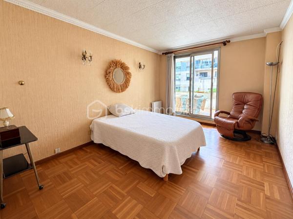 À Champs-sur-Marne, découvrez ce bel appartement de 99 m², lumineux et spacieux, situé au 1er étage d’une résidence calme et sécurisée.

Il dispose d’un agréable salon-séjour d’environ 28 m², prolongé par deux grands balcons de plus de 15 m² chacun, exposés plein sud. De véritables espaces extérieurs pour profiter des beaux jours, déjeuner au soleil ou aménager un coin détente. ☀️

L’appartement propose actuellement 2 belles chambres aux volumes généreux. Pour ceux qui ont besoin d’une pièce supplémentaire, une 3ᵉ chambre peut être créée dans le séjour, comme le prévoyait la configuration d’origine.

Une cuisine indépendante, une salle de bains et un WC séparé complètent l’espace intérieur.

Vous bénéficiez également d’une place de parking boxée en sous-sol, un vrai confort au quotidien.

📍 UN EMPLACEMENT IDÉAL POUR TOUT FAIRE À PIED !

Ici, le quotidien se simplifie : écoles, collège, lycée, commerces et gare RER A Noisy–Champs sont accessibles en 10 minutes à pied maximum depuis l’appartement.

Un véritable atout pour une vie de famille, mais aussi pour rejoindre facilement Paris sans dépendre de la voiture.

Envie de le découvrir ? Contactez-moi pour plus d’informations ou pour organiser une visite. Je suis également ouverte au partage avec mes confrères et consœurs.