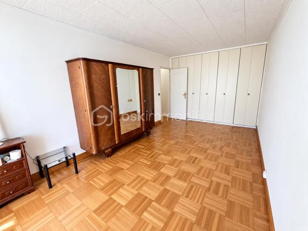 À Champs-sur-Marne, découvrez ce bel appartement de 99 m², lumineux et spacieux, situé au 1er étage d’une résidence calme et sécurisée.

Il dispose d’un agréable salon-séjour d’environ 28 m², prolongé par deux grands balcons de plus de 15 m² chacun, exposés plein sud. De véritables espaces extérieurs pour profiter des beaux jours, déjeuner au soleil ou aménager un coin détente. ☀️

L’appartement propose actuellement 2 belles chambres aux volumes généreux. Pour ceux qui ont besoin d’une pièce supplémentaire, une 3ᵉ chambre peut être créée dans le séjour, comme le prévoyait la configuration d’origine.

Une cuisine indépendante, une salle de bains et un WC séparé complètent l’espace intérieur.

Vous bénéficiez également d’une place de parking boxée en sous-sol, un vrai confort au quotidien.

📍 UN EMPLACEMENT IDÉAL POUR TOUT FAIRE À PIED !

Ici, le quotidien se simplifie : écoles, collège, lycée, commerces et gare RER A Noisy–Champs sont accessibles en 10 minutes à pied maximum depuis l’appartement.

Un véritable atout pour une vie de famille, mais aussi pour rejoindre facilement Paris sans dépendre de la voiture.

Envie de le découvrir ? Contactez-moi pour plus d’informations ou pour organiser une visite. Je suis également ouverte au partage avec mes confrères et consœurs.