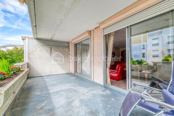 À Champs-sur-Marne, découvrez ce bel appartement de 99 m², lumineux et spacieux, situé au 1er étage d’une résidence calme et sécurisée.

Il dispose d’un agréable salon-séjour d’environ 28 m², prolongé par deux grands balcons de plus de 15 m² chacun, exposés plein sud. De véritables espaces extérieurs pour profiter des beaux jours, déjeuner au soleil ou aménager un coin détente. ☀️

L’appartement propose actuellement 2 belles chambres aux volumes généreux. Pour ceux qui ont besoin d’une pièce supplémentaire, une 3ᵉ chambre peut être créée dans le séjour, comme le prévoyait la configuration d’origine.

Une cuisine indépendante, une salle de bains et un WC séparé complètent l’espace intérieur.

Vous bénéficiez également d’une place de parking boxée en sous-sol, un vrai confort au quotidien.

📍 UN EMPLACEMENT IDÉAL POUR TOUT FAIRE À PIED !

Ici, le quotidien se simplifie : écoles, collège, lycée, commerces et gare RER A Noisy–Champs sont accessibles en 10 minutes à pied maximum depuis l’appartement.

Un véritable atout pour une vie de famille, mais aussi pour rejoindre facilement Paris sans dépendre de la voiture.

Envie de le découvrir ? Contactez-moi pour plus d’informations ou pour organiser une visite. Je suis également ouverte au partage avec mes confrères et consœurs.