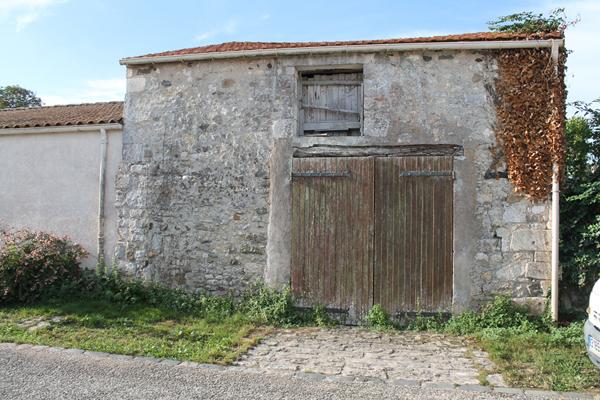 Brouage centre -Ancienne écurie à rénover avec jardin