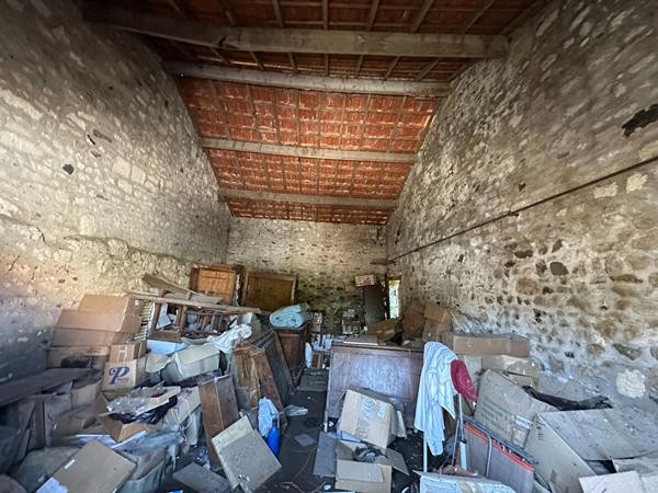 Brouage centre -Ancienne écurie à rénover avec jardin