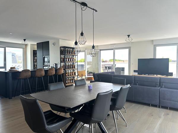 Lille Saint Michel, magnifique Appartement de 154 m2 en dernier étage, 3 chambres, 2 SDD,  une terrasse de 25 m², une cave, un emplacement de parking, un box Lille Lille Saint Michel, magnifique Appartement de 154 m2 en dernier étage, 3 chambres, 2 SDD,  une terrasse de 25 m², une cave, un emplacement de parking, un box Lille