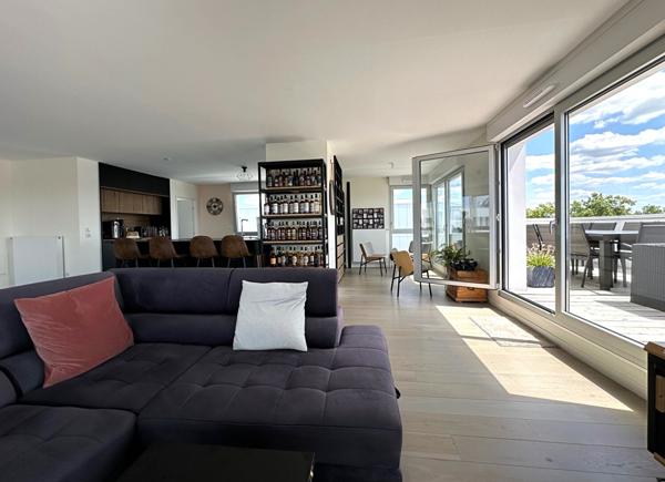 Lille Saint Michel, magnifique Appartement de 154 m2 en dernier étage, 3 chambres, 2 SDD,  une terrasse de 25 m², une cave, un emplacement de parking, un box Lille Lille Saint Michel, magnifique Appartement de 154 m2 en dernier étage, 3 chambres, 2 SDD,  une terrasse de 25 m², une cave, un emplacement de parking, un box Lille