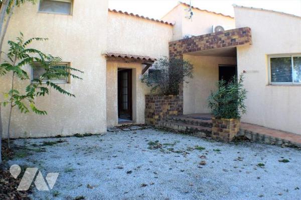 Immeuble mixte habitation et local professionnel : Maison à vendre à Mouriès dans les Bouches-d...