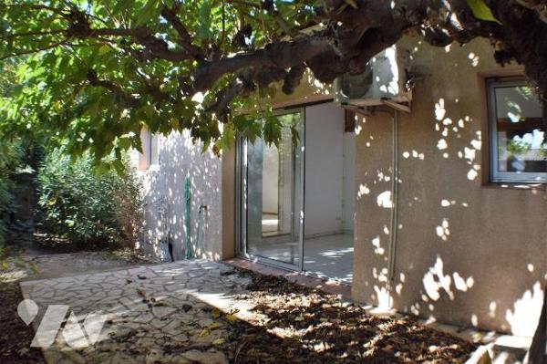 Immeuble mixte habitation et local professionnel : Maison à vendre à Mouriès dans les Bouches-d...