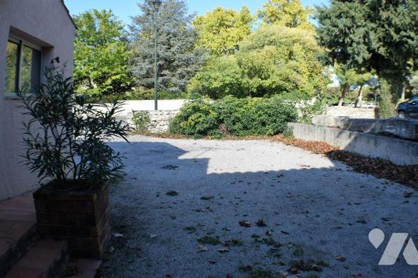 Immeuble mixte habitation et local professionnel : Maison à vendre à Mouriès dans les Bouches-d...