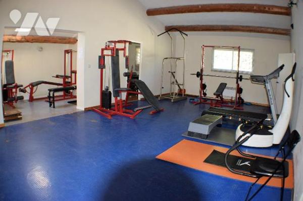 Immeuble mixte habitation et local professionnel : Maison à vendre à Mouriès dans les Bouches-d...