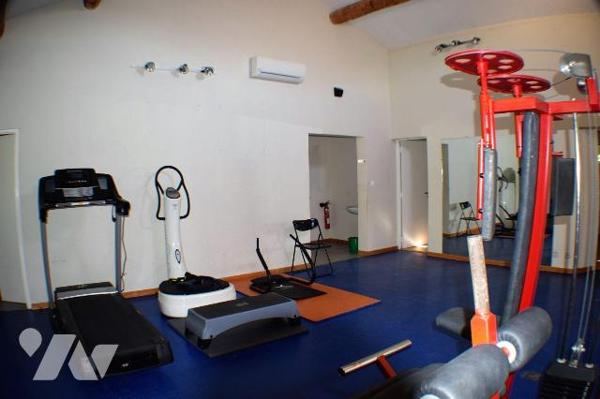 Immeuble mixte habitation et local professionnel : Maison à vendre à Mouriès dans les Bouches-d...