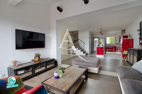 VIC-LA-GARDIOLE - DANS UNE RÉSIDENCE PRIVÉE ET SÉCURISÉE - VILLA 2010 MITOYENNE D'UN COTÉ - 95 M2 ENVIRON -3 CHAMBRES - TERRAIN D'ANGLE 400M2 ENVIRON.