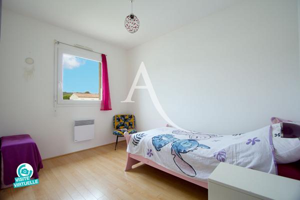 VIC-LA-GARDIOLE - DANS UNE RÉSIDENCE PRIVÉE ET SÉCURISÉE - VILLA 2010 MITOYENNE D'UN COTÉ - 95 M2 ENVIRON -3 CHAMBRES - TERRAIN D'ANGLE 400M2 ENVIRON.