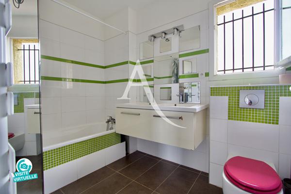 VIC-LA-GARDIOLE - DANS UNE RÉSIDENCE PRIVÉE ET SÉCURISÉE - VILLA 2010 MITOYENNE D'UN COTÉ - 95 M2 ENVIRON -3 CHAMBRES - TERRAIN D'ANGLE 400M2 ENVIRON.