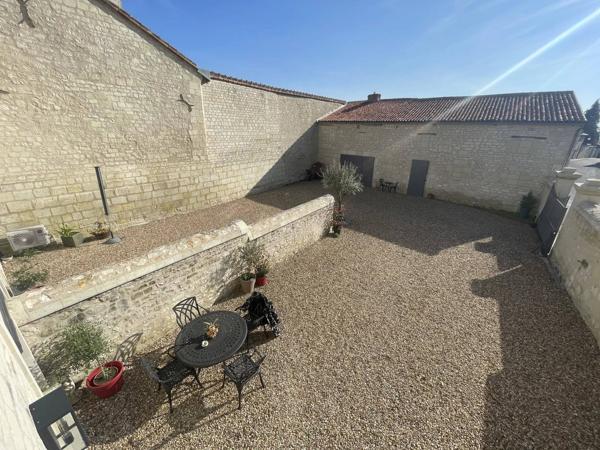 Propriété en pierre avec grand garage – Cœur de LOUDUN (86)