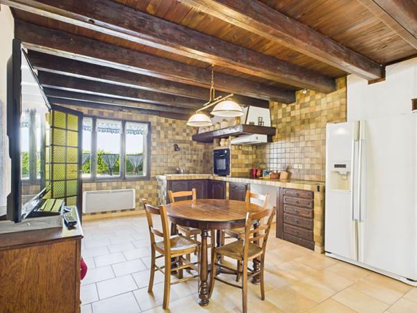 Ancien corps de ferme à Chateauneuf Sur Isere avec piscine et dépendances