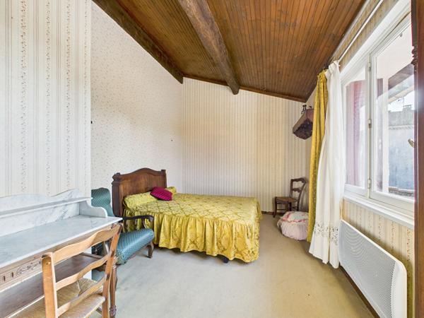 Ancien corps de ferme à Chateauneuf Sur Isere avec piscine et dépendances