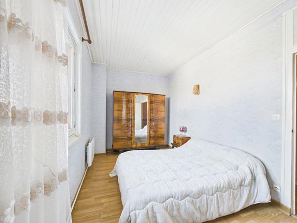 Ancien corps de ferme à Chateauneuf Sur Isere avec piscine et dépendances