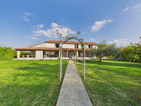 Ancien corps de ferme à Chateauneuf Sur Isere avec piscine et dépendances