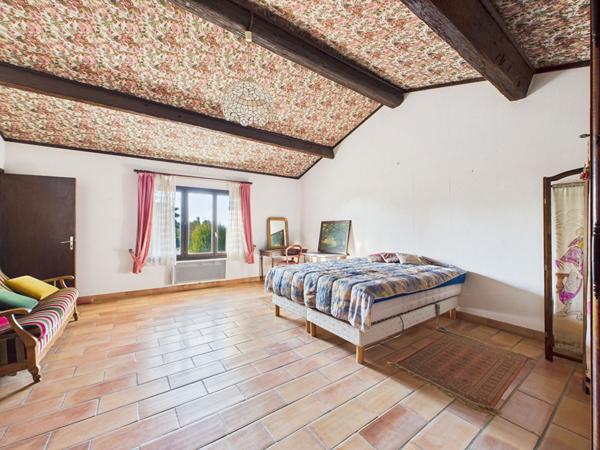 Ancien corps de ferme à Chateauneuf Sur Isere avec piscine et dépendances