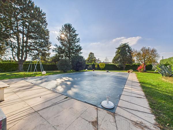 Ancien corps de ferme à Chateauneuf Sur Isere avec piscine et dépendances
