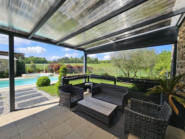 Deux maisons avec dépendances, piscine, terrasse, jardins