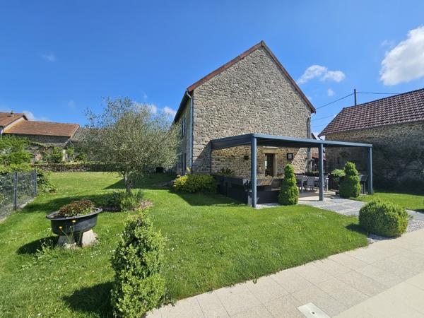 Deux maisons avec dépendances, piscine, terrasse, jardins