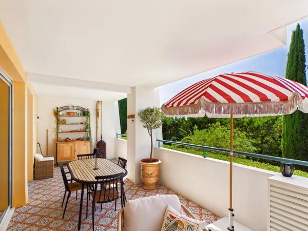 Appartement parfaitement rénové en rez de jardin avec terrasse et garage à Aix-en-Provence