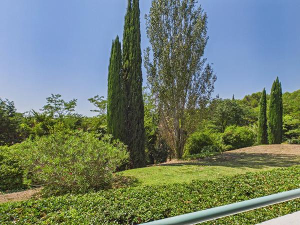Appartement parfaitement rénové en rez de jardin avec terrasse et garage à Aix-en-Provence
