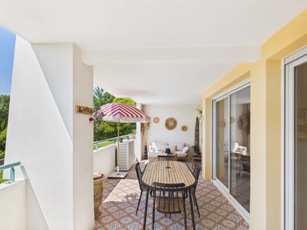 Appartement parfaitement rénové en rez de jardin avec terrasse et garage à Aix-en-Provence