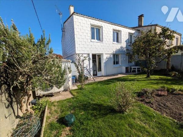 LES HERBIERS - Dans le quartier d'Ardelay, au calme d'une impasse, découvrez cette maison à éta...